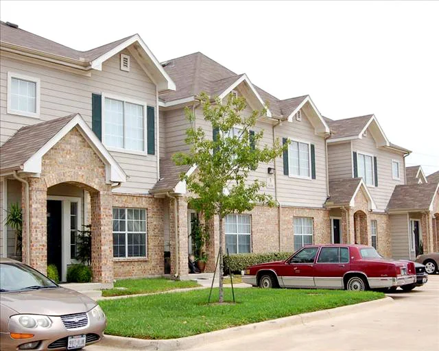Town Park Townhomes - Image 3