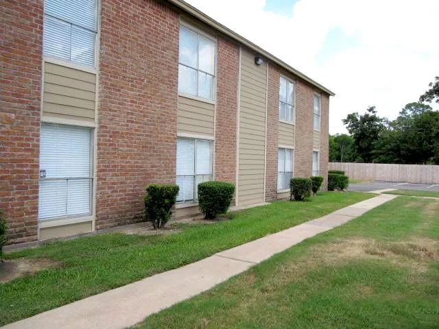 Bay Oaks - Image 2